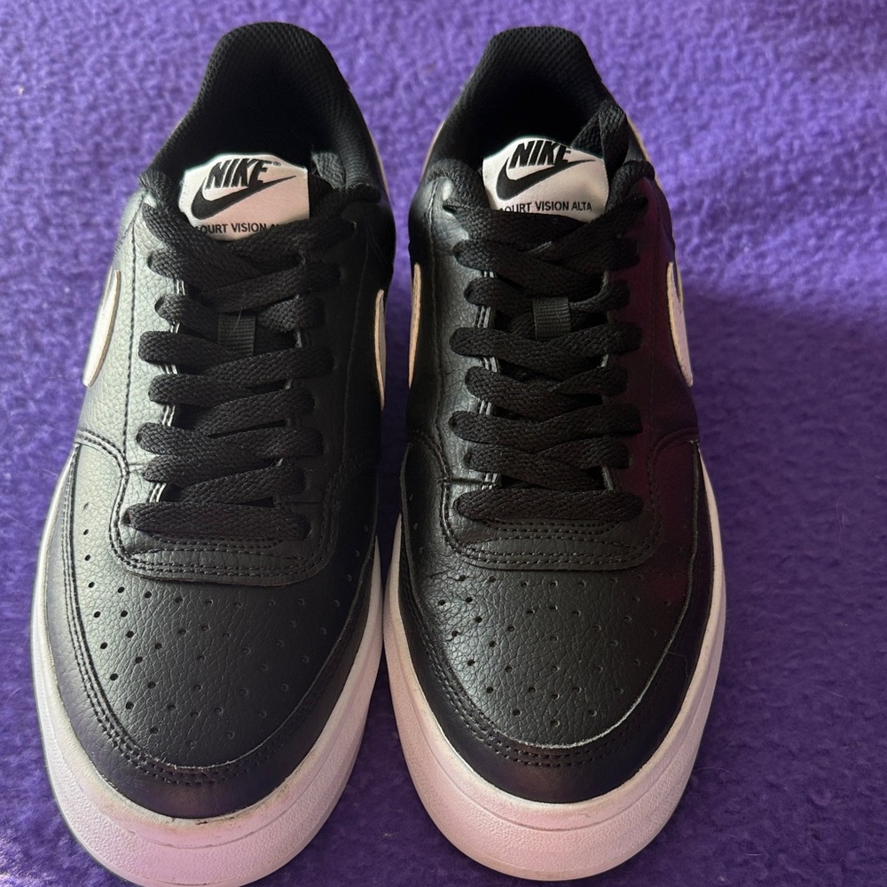 Nike Women's Black and White Athletic Shoes